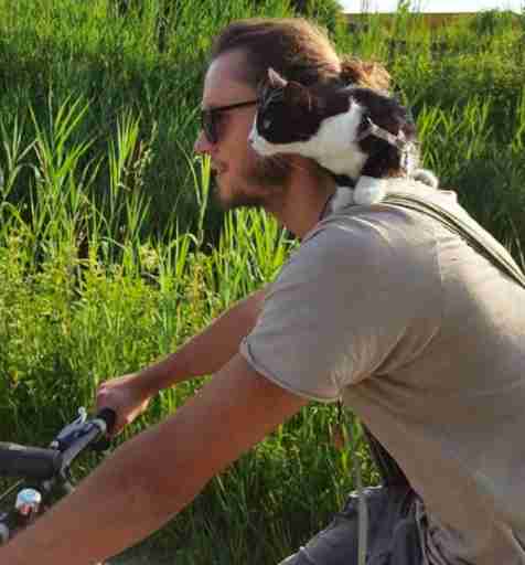 Mogli the cat on her owner's shoulders