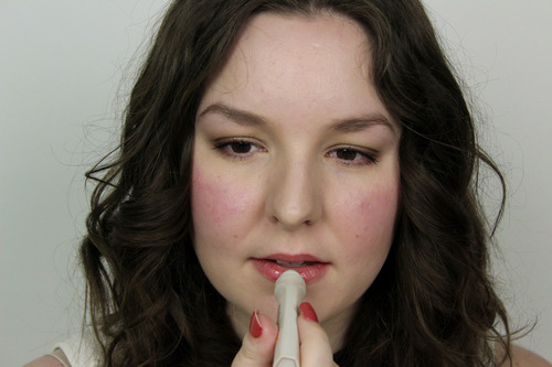 10 Ways to Use Rosehip Oil: Hydrating The Lips