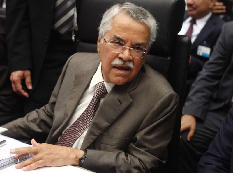 File photo of Saudi Arabia's Oil Minister al-Naimi talking to journalists before a meeting of OPEC oil ministers in Vienna