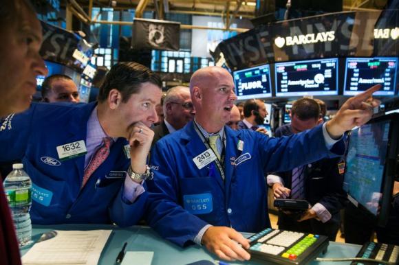 Traders work on the floor of the New York Stock Exchange shortly after the markets open in New York November 7, 2014.     REUTERS/Lucas Jackson