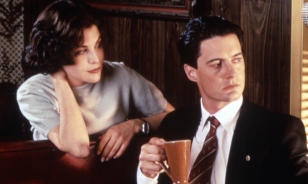 Sherilyn Fenn and Kyle MacLachlan in Twin Peaks