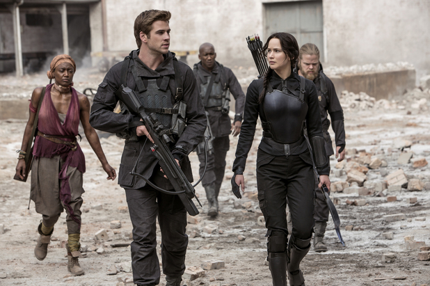 Jennifer Lawrence, Liam Hemsworth in Mockingjay