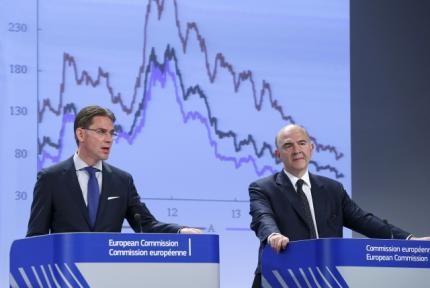 European Commissioner for Jobs, Growth, Investment and Competitiveness Jyrki Katainen (L) and European Commissioner for Economic and Financial Affairs Pierre Moscovici present the EU executive's autumn economic forecasts during a news conference at the EU Commission headquarters in Brussels November 4, 2014. REUTERS/Yves Herman