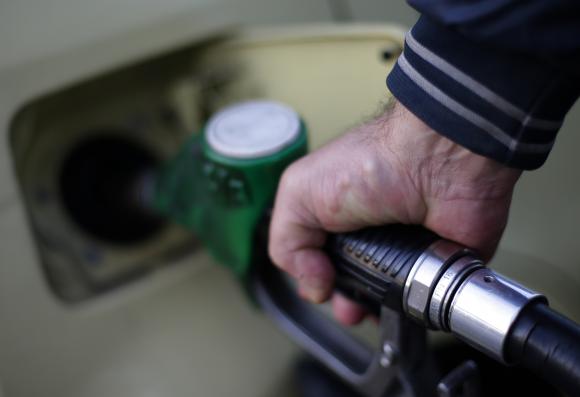 A man fills up his car at a petrol station in Rome January 6, 2015. REUTERS/Max Rossi