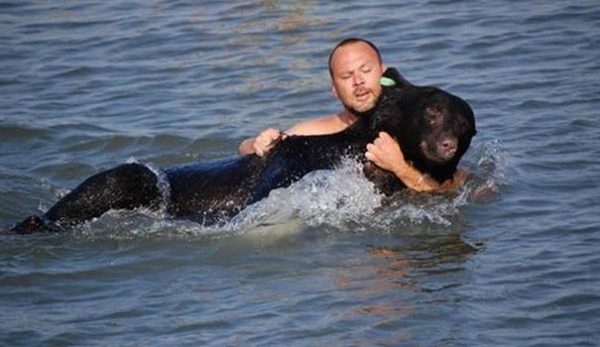 Man saves bear from drowning