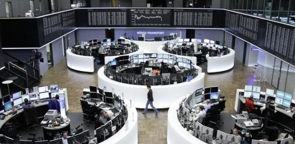 Traders are pictured at their desks in front of the DAX board at the Frankfurt stock exchange October 29, 2014.  REUTERS/Remote/Pawel Kopczynski