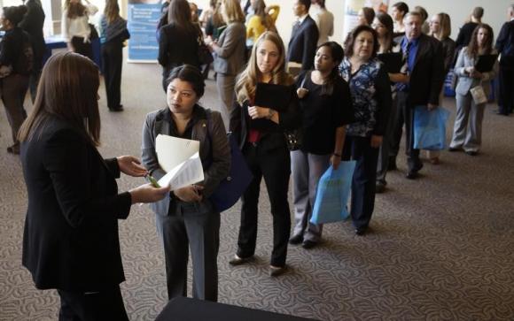 Jobseekers wait to talk to a recruiter (L) at the Colorado Hospital Association's health care career event in Denver October 13, 2014. Hundreds of applicants met with several health care providers with current job openings during the event. REUTERS/Rick Wilking