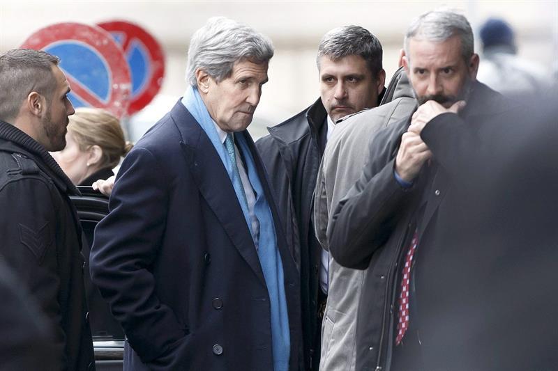 SDN101 KER. Geneva (Switzerland), 22/02/2015.- US Secretary of State John Kerry (2-L) arrives at his hotel, prior a bilateral meeting with Iranian Foreign Minister Mohammad Javad Zarif (not pictured) for a new round of nuclear talks, in Geneva, Switzerland, 22 February 2015. US Secretary of State John Kerry arrived in Geneva Sunday to push ahead on a nuclear deal with his Iranian counterpart, Mohammad Javad Zarif, as negotiators were faced with increasing pressure. Iran and the six-country group of Britain, China, France, Russia, the US and Germany aim to agree on a framework by then that would curb Iran&#39;s civilian nuclear programme and reduce its ability to make nuclear weapons while in return ending sanctions on Iran. (Francia, Alemania, Rusia, Suiza, Ginebra) EFE/EPA/SALVATORE DI NOLFI