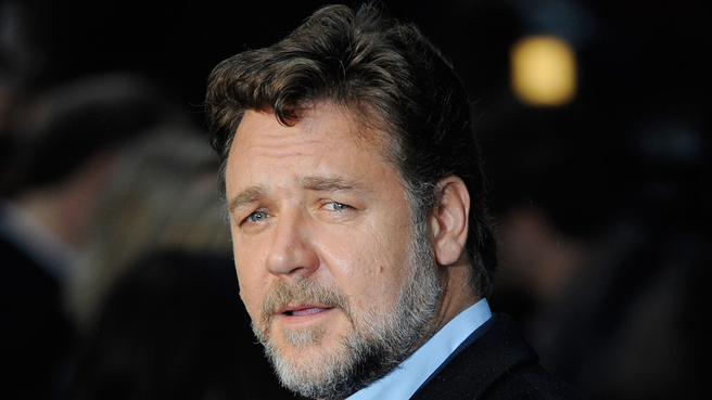 Russell Crowe has used his star power to support a US mum trying to prevent her son s circumcision.