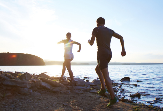 ways to lose weight: two people running on the beach