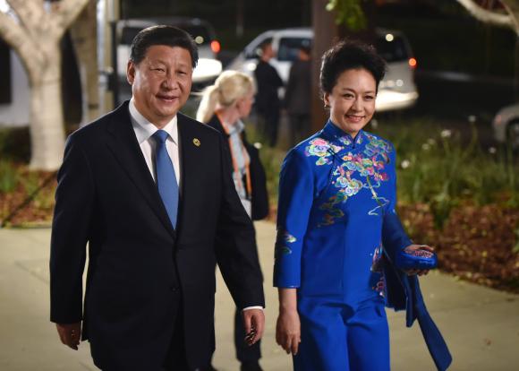 China's President Xi Jinping and his wife Peng Liyuan arrive at the Gallery of Modern Art in Brisbane as he takes part in the G20 summit November 15, 2014.  REUTERS/Peter Parks/Pool